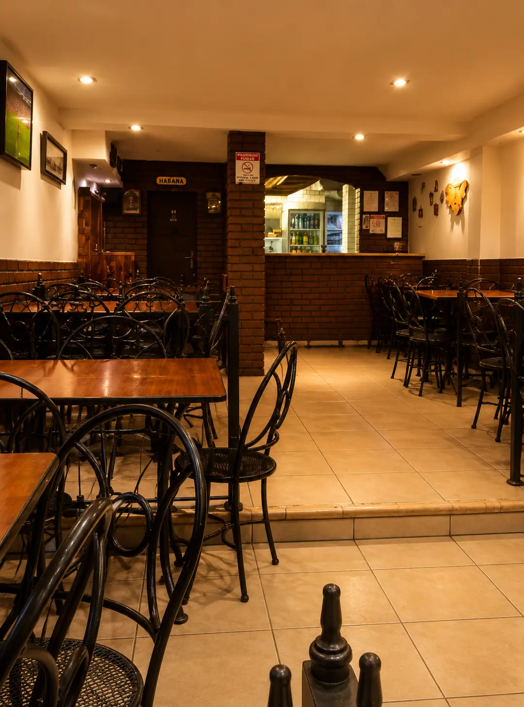 Vista general del salón y la barra de Pizzería La Aurora