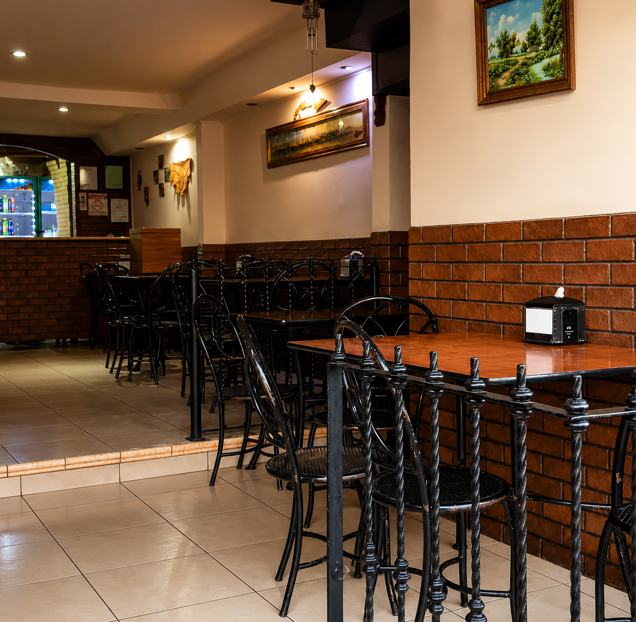 Mesas y sillas del salón de Pizzería La Aurora